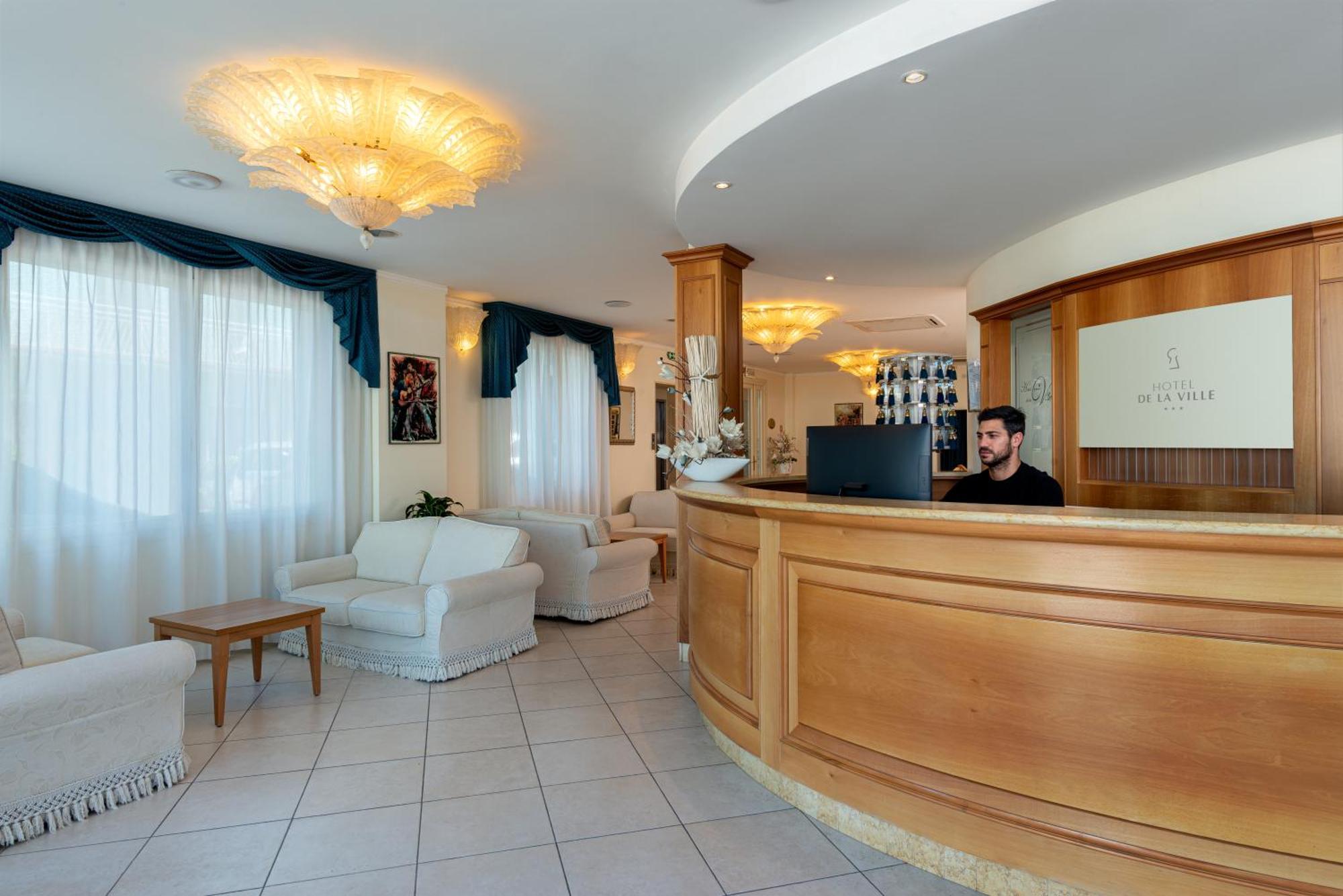 Hotel De La Ville Cesenatico Esterno foto