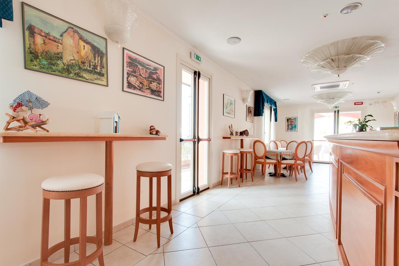 Hotel De La Ville Cesenatico Esterno foto