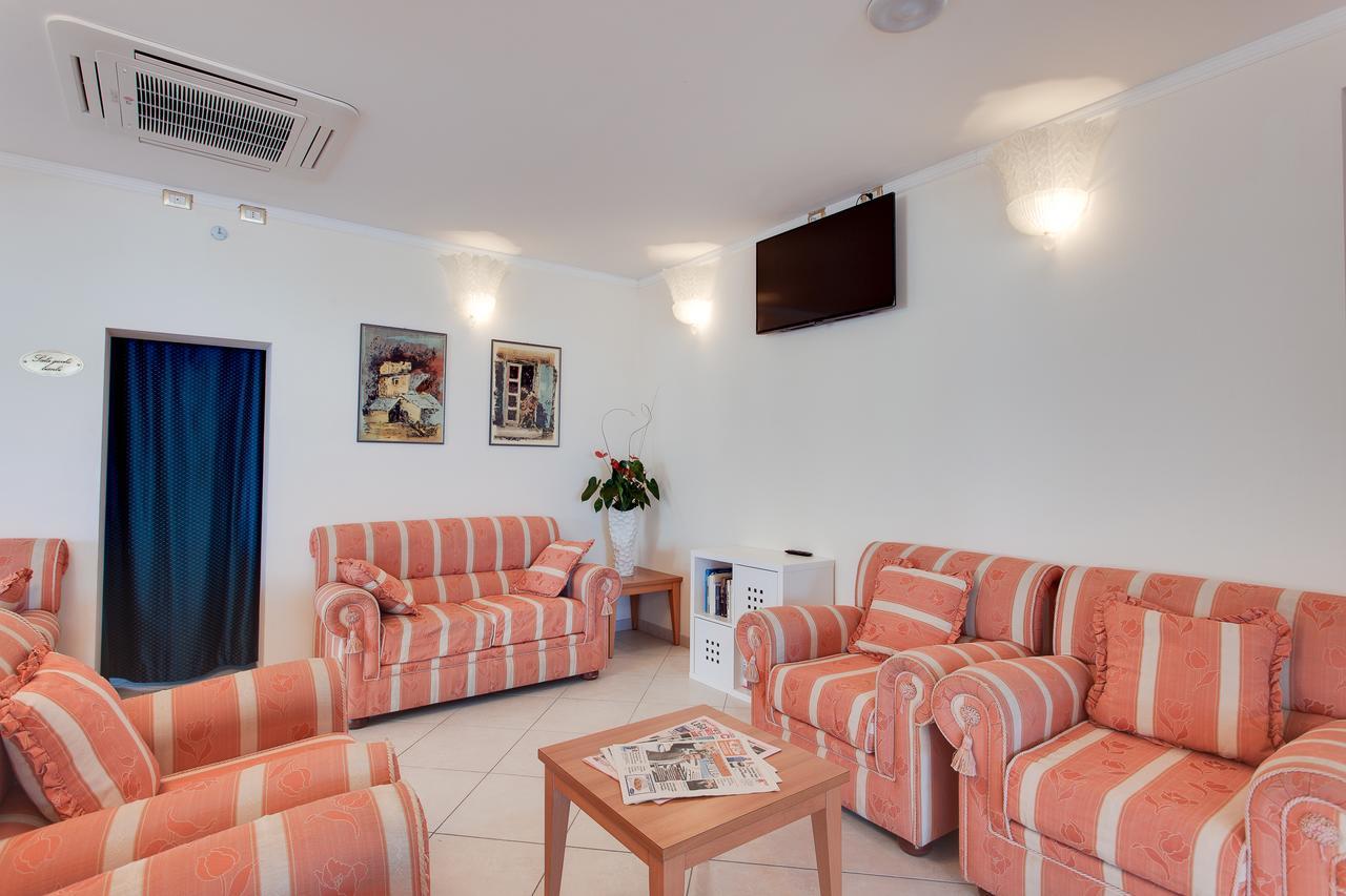 Hotel De La Ville Cesenatico Esterno foto