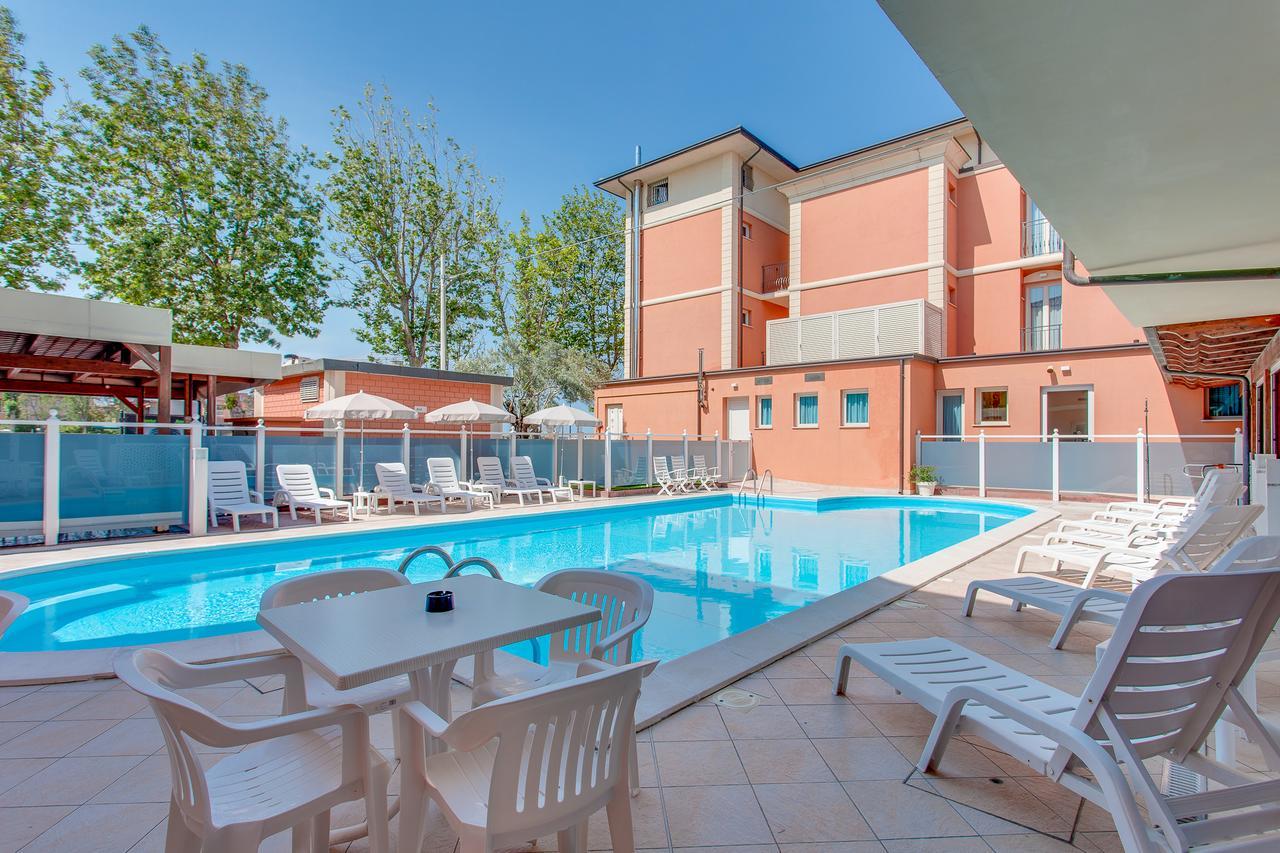 Hotel De La Ville Cesenatico Esterno foto