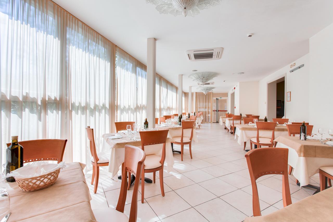 Hotel De La Ville Cesenatico Esterno foto