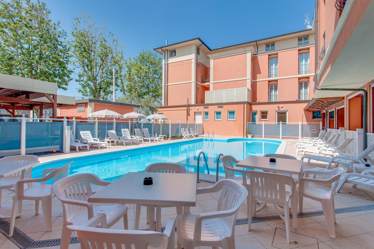 Hotel De La Ville Cesenatico Esterno foto