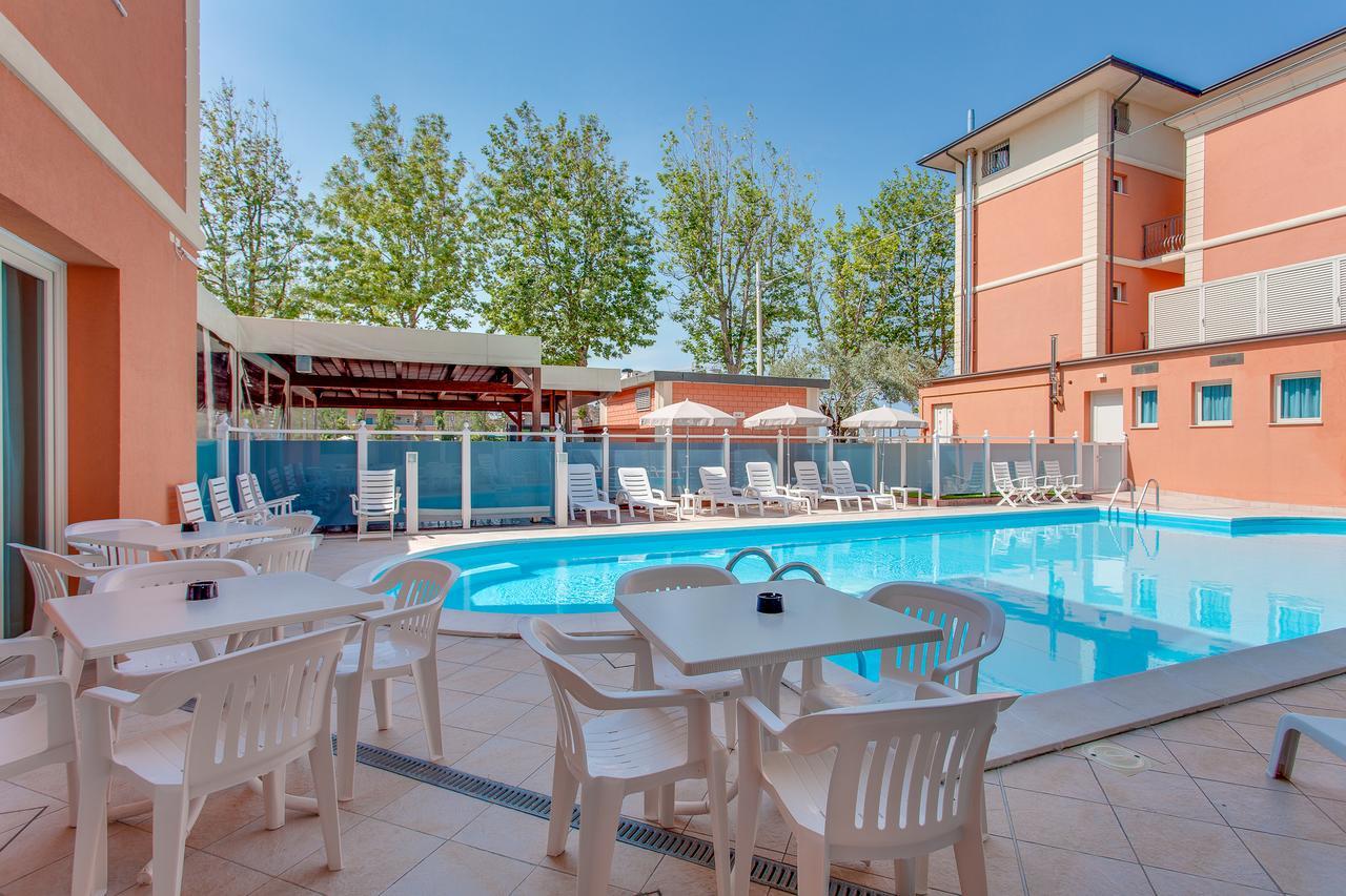 Hotel De La Ville Cesenatico Esterno foto